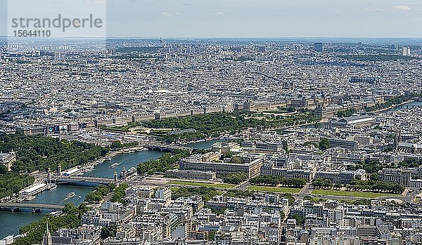 Blick auf das Musée du Louvre  Stadtansicht mit der Seine  Blick vom Eiffelturm  Paris  Frankreich  Europa
