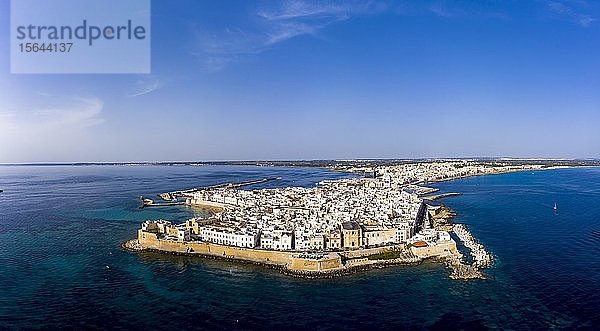 Luftaufnahme  Altstadt mit Festung  Stadtmauer und Hafen  Gallipoli  Provinz Lecce  Halbinsel Salento  Apulien  Italien  Europa