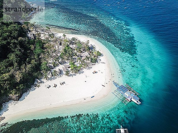 Luftaufnahme  Boot auf tropischer Palmeninsel mit Sandstrand  Naked Island  SIargao  Philippinen  Asien