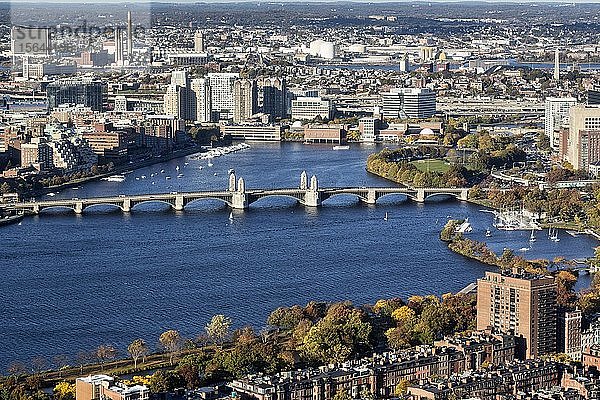 Blick vom Prudential Tower auf den Charles River  Longfellow Bridge und den Norden der Stadt  Boston  Massachusetts  Neuengland  USA  Nordamerika