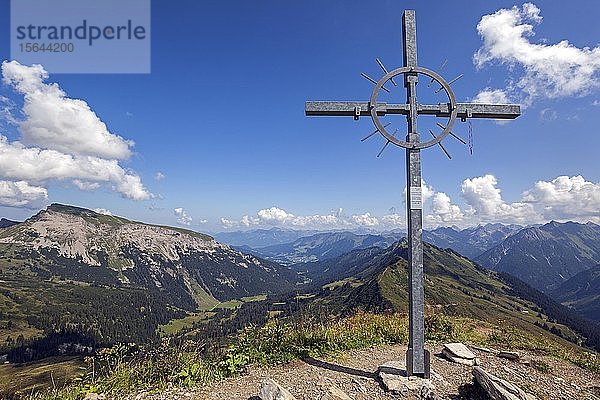 Grünhorn-Gipfelkreuz  hinten links Hoher Ifen  hinten Mitte Walmendinger Horn und Allgäuer Alpen  Kleinwalsertal  Vorarlberg  Österreich  Europa