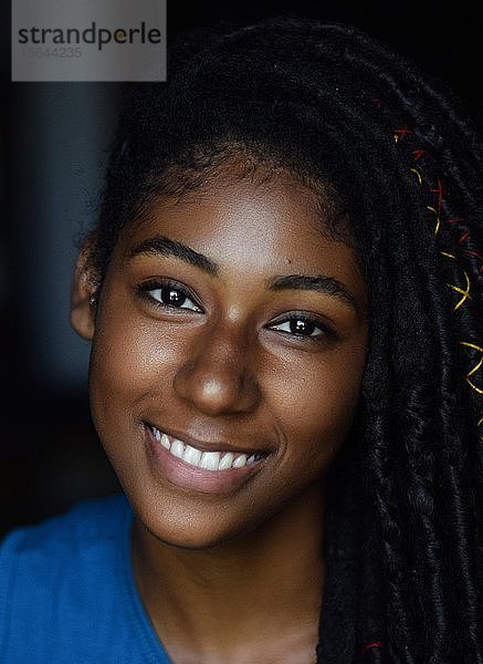 Porträt einer jungen schwarzen Frau mit Dreadlocks  Cali  Kolumbien  Südamerika