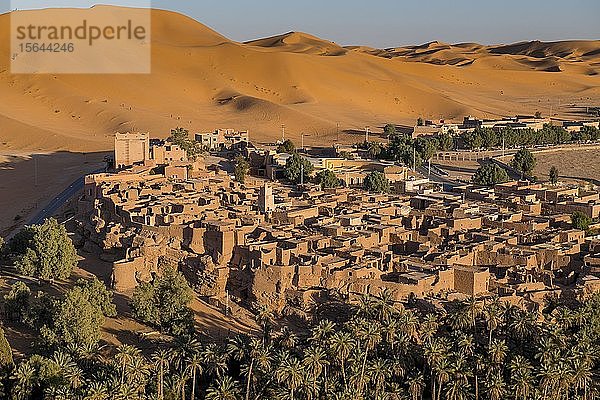 Blick auf die Oase Taghit mit Sanddünen  Westalgerien  Algerien  Afrika