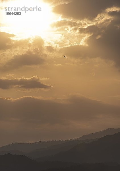 Sonnenuntergang  Wolken und Bergsilhouetten  Takayama  Gifu  Japan  Asien