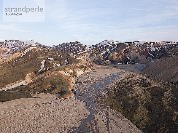 Luftaufnahme  vulkanische Landschaft im Hochland  Berge mit Flusstal  Landmannalaugar  Island  Europa