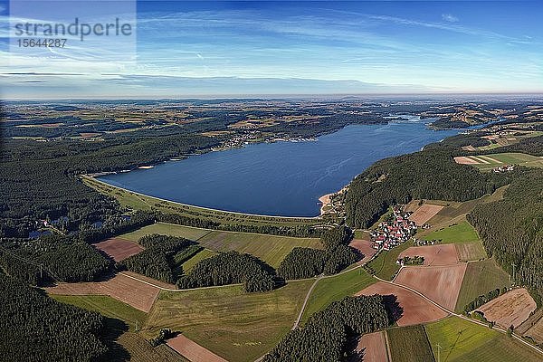 Großer Brombachsee  Stausee  vorne rechts Allmansdorf  Fränkisches Seenland  Mittelfranken  Franken  Bayern  Deutschland  Europa