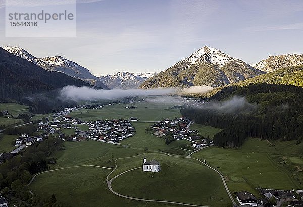 Luftaufnahme  Kirche Sankt Anna und Dorf bei Frühnebel vor dem Rofangebirge  Achenkirch  Tirol  Österreich  Europa