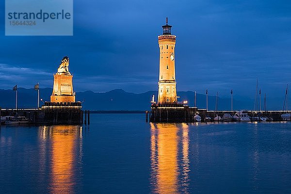 Bayerischer Löwe und Leuchtturm im Hafen  blaue Stunde  Dämmerung  Wasserspiegelung  Lindau  Bodensee  Bayern  Deutschland  Europa