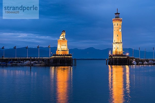 Bayerischer Löwe und Leuchtturm im Hafen  blaue Stunde  Dämmerung  Wasserspiegelung  Lindau  Bodensee  Bayern  Deutschland  Europa
