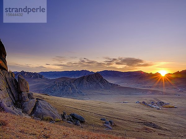 Sonnenaufgang im Gorchi-Terelj-Nationalpark  Ulan Bator  Mongolei  Asien