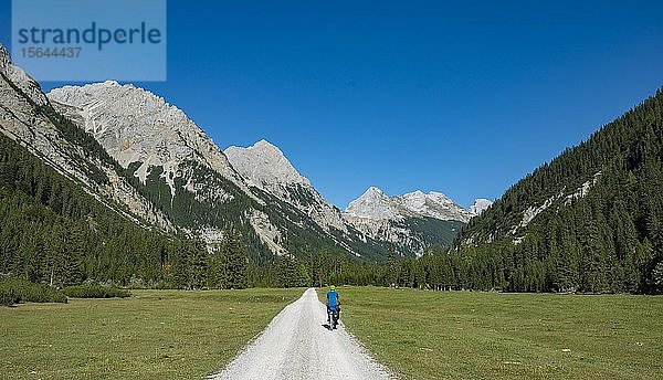 Radfahrer im Karwendeltal  Weg zum Karwendelhaus  Tirol  Österreich  Europa