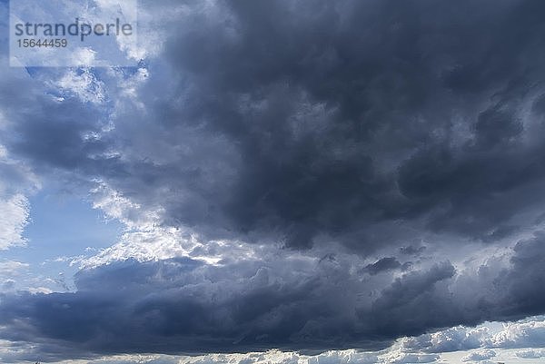 Regenwolken (Nimbostratus)  Bayern  Deutschland  Europa