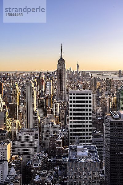 Blick auf Midtown und Downtown Manhattan und Empire State Building vom Top of the Rock Observation Center  Rockefeller Center  Manhattan  New York City  New York State  USA  Nordamerika