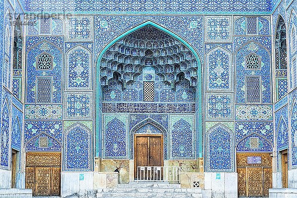 Ornamentales Kachelmuster  Muqarnas-Dekoration an der Eingangstür  Scheich-Lotfallah-Moschee  Maydam-e Iman-Platz  Isfahan  Iran  Asien