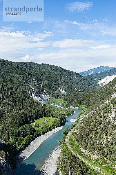 Vorderrhein schlängelt sich durch die Rheinschlucht  Ruinaulta  bei Versam  Graubünden  Schweiz  Europa