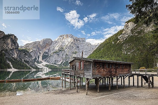 Pragser Wildsee  Bergsee mit Bootshaus und Booten  dahinter Seekofel  Prags  Dolomiten  Südtirol  Südtirol  Italien  Europa