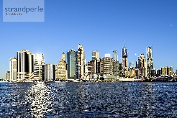 Blick vom Pier 1 über den East River auf die Skyline von Manhattan  Dumbo  Downtown Brooklyn  Brooklyn  New York