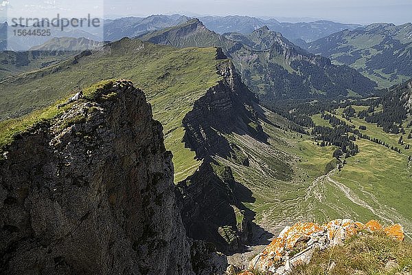 Blick vom Hohen Ifen  bei Hirschegg  hinter den Bergen der Allgäuer Alpen  Kleinwalsertal  Vorarlberg  Österreich  Europa
