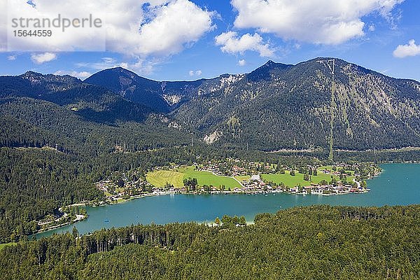 Walchensee Dorf und Walchensee  hinter Heimgarten und Herzogstand  Luftbild  Oberbayern  Bayern  Deutschland  Europa