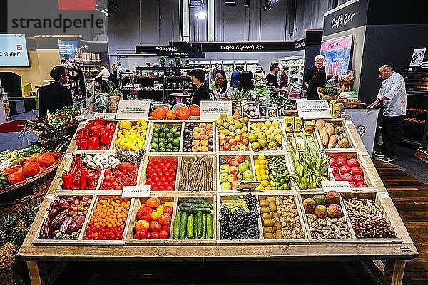 EU-Bio-Gemüse und Bio-Obst an einer Gemüsetheke  Lebensmittelmesse ANUGA  Köln  Nordrhein-Westfalen  Deutschland  Europa