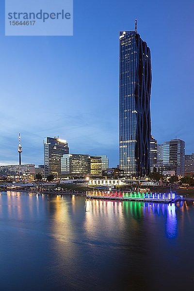 Donauufer mit Copa Beach  Donauturm  DC Towers  Nachtaufnahme  Donaucity  Wien  Österreich  Europa