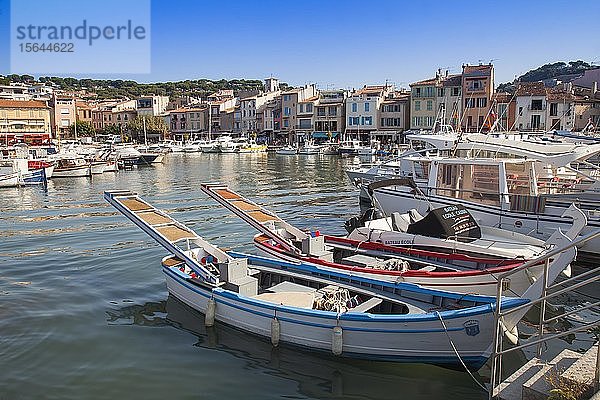 Boote und Yachten im Hafen von Cassis  Bouches-du-Rhone  Provence-Alpes-Côte d`Azur  Südfrankreich  Frankreich  Europa