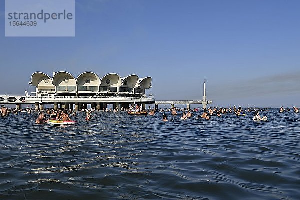 Touristen beim Baden im Meer  Terrazza a Mare  Lignano Sabbiadoro  Adriatisches Meer  Friaul-Julisch Venetien  Italien  Europa