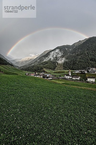 Niederthai mit Regenbogen  Ötztal  Tirol  Österreich  Europa