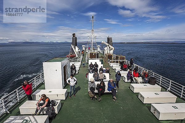Touristen sitzen auf dem Deck der Fähre Baldur zwischen Brjanslaekur und Stykkisholmur  Westisland  Island  Europa