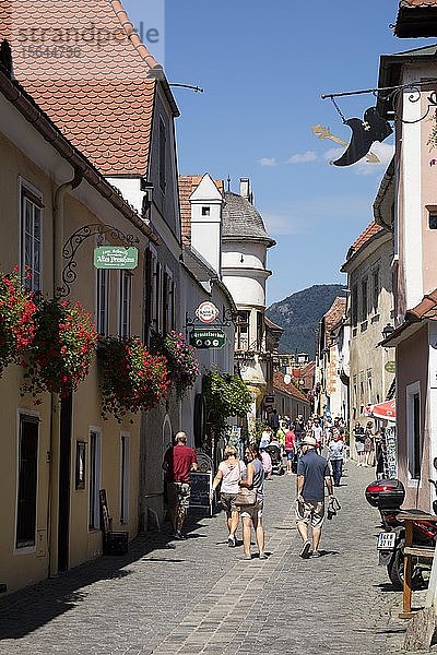 Touristen in der Fußgängerzone  Dürnstein  Wachau  Niederösterreich  Österreich  Europa