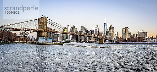 Brooklyn Bridge bei Sonnenaufgang  Blick vom Main Street Park über den East River auf die Skyline von Manhattan mit Freedom Tower oder One World Trade Center  Dumbo  Downtown Brooklyn  Brooklyn  New York