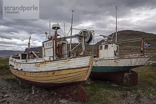 Alte Fischerboote  Hnjótur Museum des Isländers Egill Ólafsson  bei Patreksfjördur  Westfjorde  Island  Europa