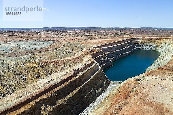 Luftaufnahme  verlassene Goldmine im Tagebau  die sich im Laufe der Zeit mit Wasser gefüllt hat  Meekathara  Murchison  Westaustralien  Australien  Ozeanien