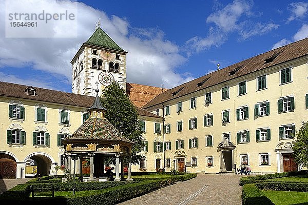 Augustiner-Chorherrenstift  Innenhof mit Brunnenhaus  Kloster Neustift bei Brixen  Südtirol  Italien  Europa