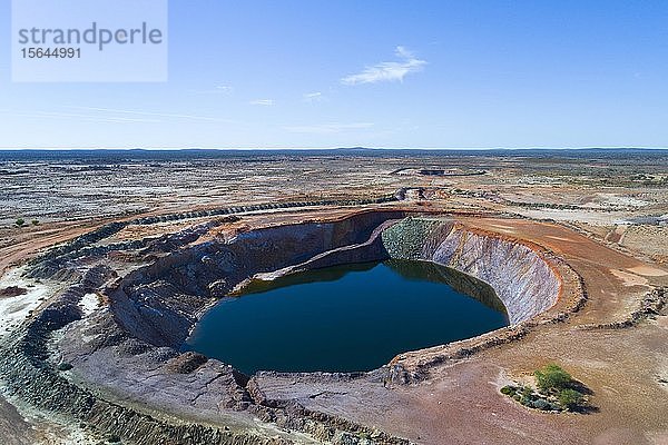 Luftaufnahme  verlassene Goldmine im Tagebau  die sich im Laufe der Zeit mit Wasser gefüllt hat  Meekathara  Murchison  Westaustralien  Australien  Ozeanien