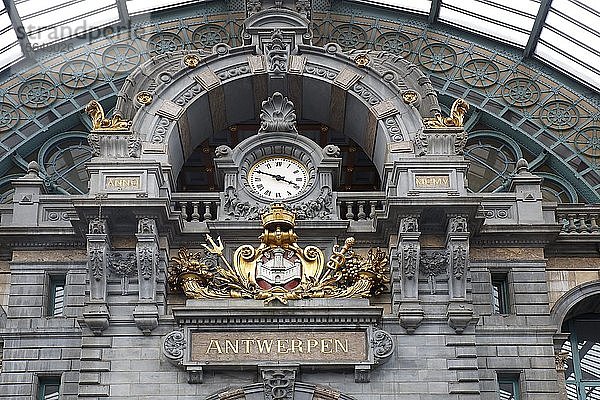 Alte Bahnhofsuhr  historischer Bahnhof Antwerpen-Centraal  Antwerpen  Belgien  Europa