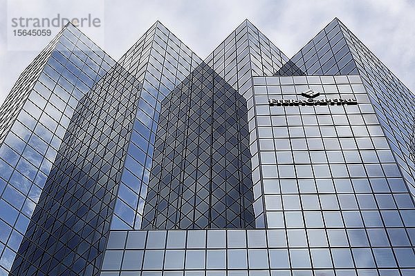 Moderne Glasfassade eines Bürogebäudes  Montreal  Provinz Quebec  Kanada  Nordamerika