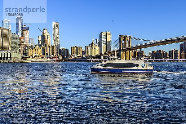 Fähre  NYC-Fähre auf dem East River  Blick vom Pier 1 auf die Skyline von Manhattan  Manhattan Bridge  Dumbo  Downtown Brooklyn  Brooklyn  New York
