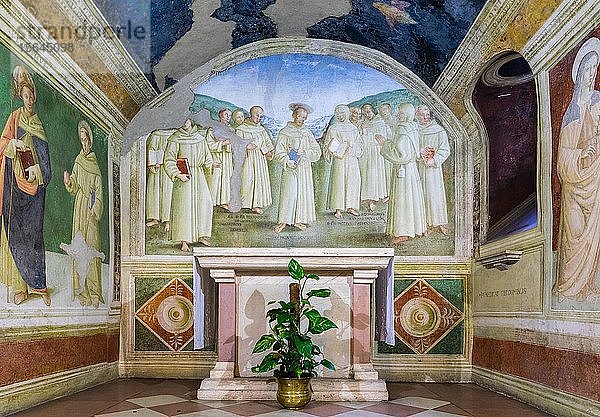 Altar mit dem Heiligen Franziskus  Fresko von Tiberio d'Assisi  Capella di Roseto  Basilika Santa Maria degli Angeli  Assisi  Provinz Perugia  Umbrien  Italien  Europa