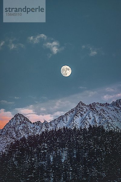 Mond in Längenfeld Ötztal  Tirol  Österreich  Europa