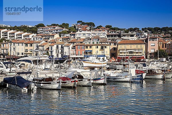 Boote und Yachten im Hafen von Cassis  Bouches-du-Rhone  Provence-Alpes-Côte d`Azur  Südfrankreich  Frankreich  Europa
