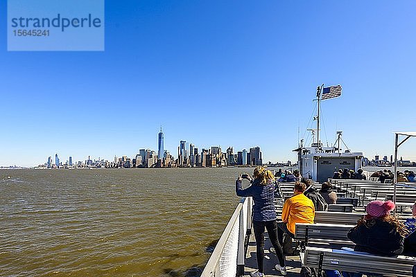 Blick vom Ausflugsboot Statue Cruises auf die Skyline von Lower Manhattan mit Wolkenkratzern  Hudson River  New York City  New York  USA  Nordamerika