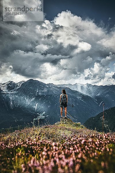 Frau vor Bergkette  Niederthai Ötztal  Tirol  Österreich  Europa