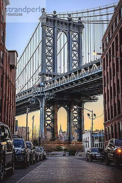 Blick von der Main Street auf die Manhattan Bridge und das Empire State Building  Morgenstimmung bei Sonnenaufgang  Dumbo  Brooklyn  New York  USA  Nordamerika