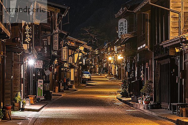 Altes traditionelles Dorf der Nakasend?  Zentrale Bergstraße am Abend  Narai-juku  Kiso-Tal  Nagano  Japan  Asien