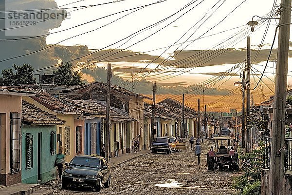 Straße durch die Stadt in Abendstimmung  Trinidad  Kuba  Mittelamerika