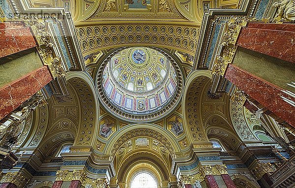 Kuppel  St.-Stephans-Basilika  Szent István-bazilika  Innenansicht  Budapest  Ungarn  Europa