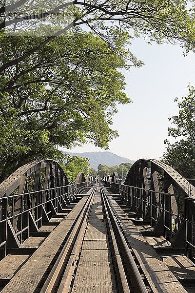 Eisenbahnschienen an der Brücke über den Kwai in Kanchanaburi  Thailand  Asien