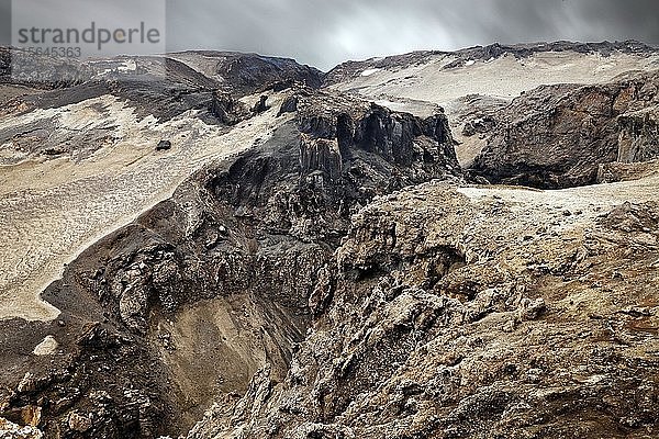 Bizarre Landschaft mit Lavafelsen und Bimsstein in der Drachenschlucht  Drekagil  Hochland  Island  Europa