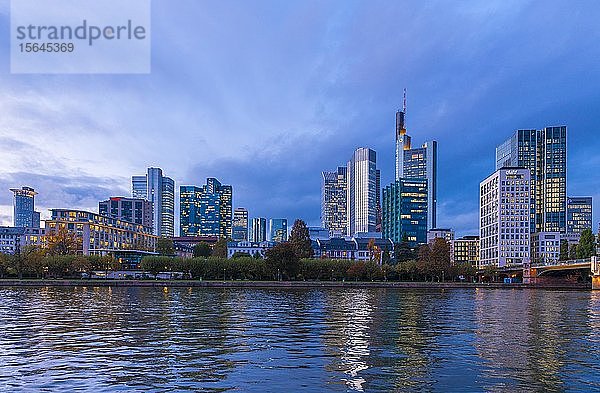 Skyline von Frankfurt mit beleuchteten Wolkenkratzern und Wasserspiegelungen im Main  Schaumainkai  Frankfurt am Main  Hessen  Deutschland  Europa